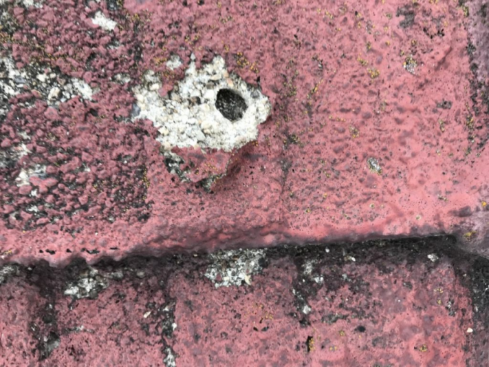 セメント瓦劣化による穴