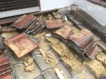 葺き替え着工 瓦捲り