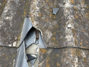 三木市 大和スレート Yかわら屋根 飛来物による瓦の割れ、上下の重なりが割れています。