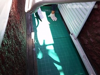 通気緩衝シートを敷いていきます。