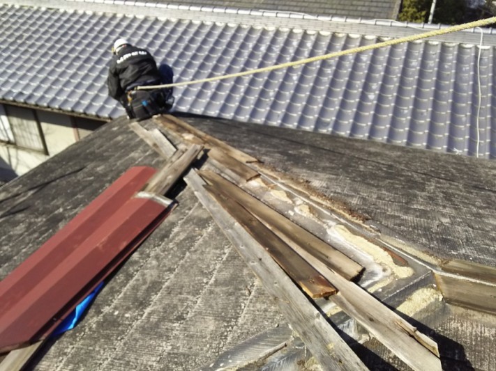 棟板金工事 軒先の作業時はロープを付け安全に作業を行います。