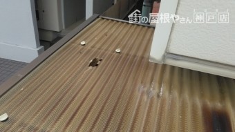 飛来物により穴が開いた波板