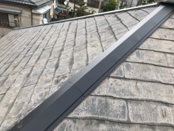 棟板金をジョイントして修理していきます。