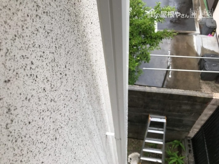 神戸市東灘区 竪樋を取り付けます。