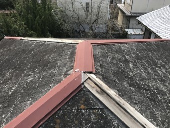 屋根現状、棟板金の飛び