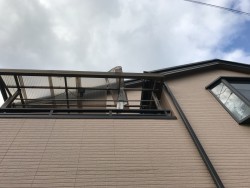 捲れた波板