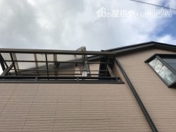 捲れた波板