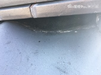 のし瓦下の漆喰や土が劣化により無くなって穴が空いている状態