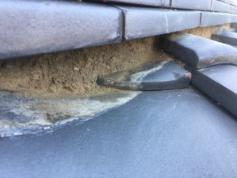 屋根のし瓦漆喰が剥がれ下の土が丸見えの状態