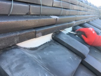 屋根のし瓦下の漆喰詰め直し作業