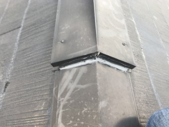 屋根の棟部分にコーキング剤で補修
