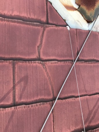 クラックが入り、塗膜が切れた場所に雨が染み込んでいる状態です。
