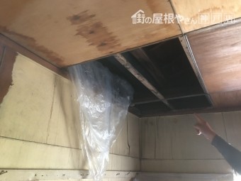 神戸市雨漏りにより天井が抜けています。