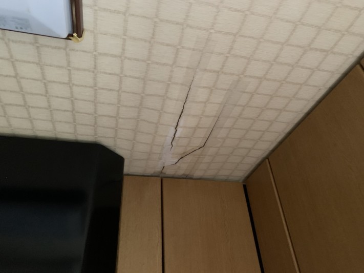 神戸市灘区 屋根修繕 雨漏りが発生し天井の壁紙が破れています。