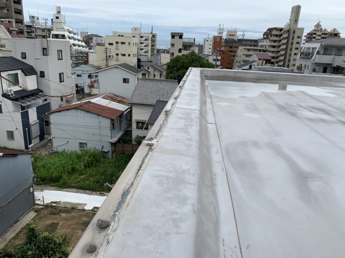 神戸市灘区 屋根修繕 屋上の端部はステンレスのアングル材で防水を固定