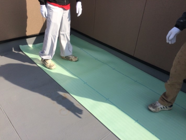 雨漏り防水工事で絶縁シート敷設