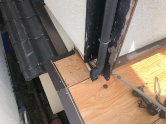 かわらU屋根の葺き替えを着工致しました。屋根端部 唐草水切取付