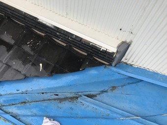 瓦屋根と瓦棒屋根の継ぎ目