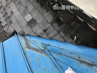 谷板金の端部はコーキングで埋められています。