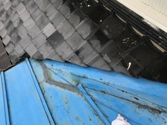 谷板金の端部はコーキングで埋められています。