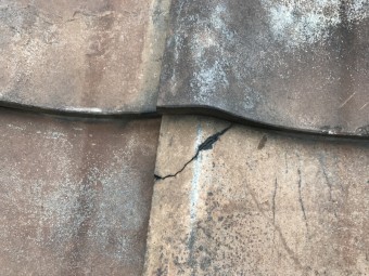 瓦の屋根の部分に割れが走っています。