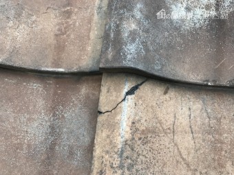 瓦の屋根の部分に割れが走っています。