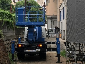 高所作業車を使用し腰壁塗装