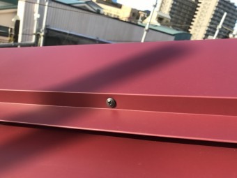棟板金をビスで固定していきます。