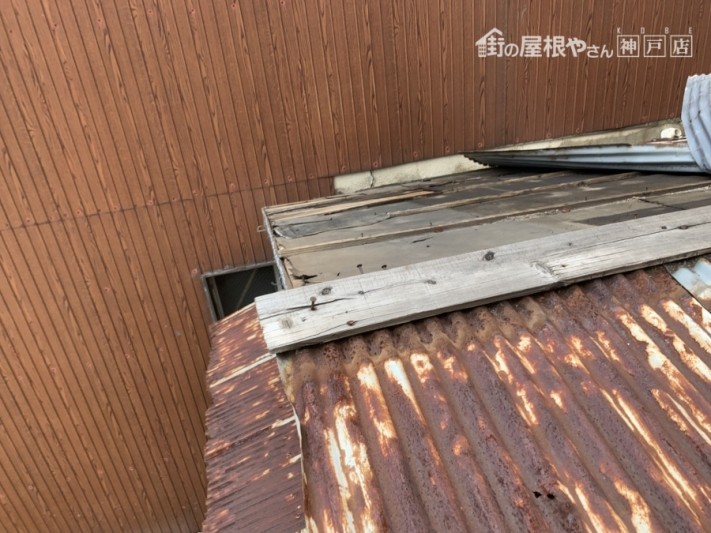 神戸市中央区 平屋の波板トタン屋根の捲れ調査。
