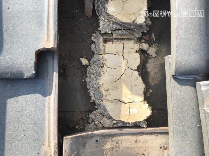 瓦を捲り、葺き土の点検