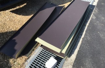 職人が加工する前のガルバリウム鋼板