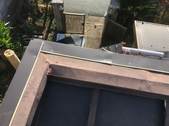 笠木の天端に水切り板金の取付