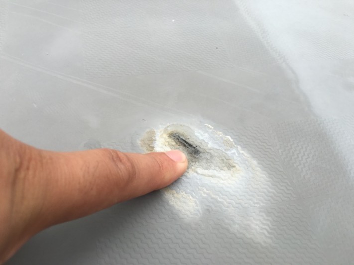 溶着棒防水シートの伸縮による破れ