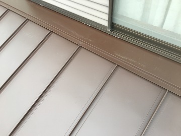 屋根カバー工事時に立平葺きの壁際雨押え取付