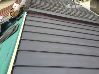 ガルバ葺き 棟板金の貫板
