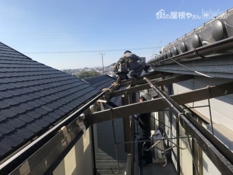 既存の波板を捲っていきます
