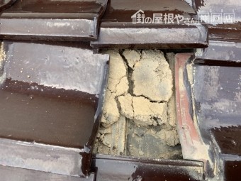 瓦下地葺き土の割れ 土台がズレています。 神戸市北区
