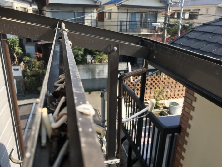 テラスのアルミの躯体の中には今までの固定用フックの残骸が残っています。