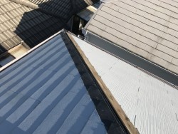 カラーベスト屋根の棟板金の風災による飛散
