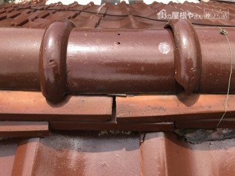 劣化してゆがんだ熨斗瓦