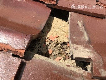 劣化した瓦の下の土