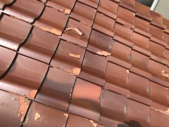 劣化して割れた瓦屋根