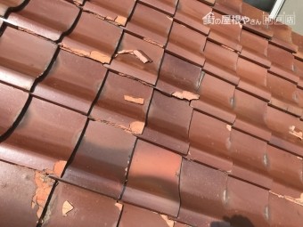 劣化して割れた瓦屋根