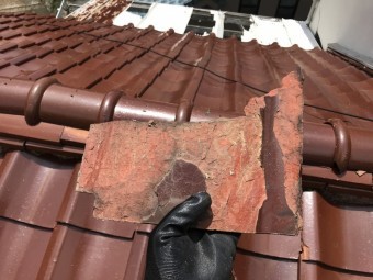 劣化して割れた瓦屋根