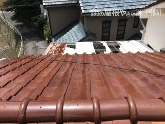 劣化してゆがんだ瓦屋根