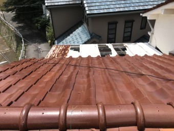 劣化してゆがんだ瓦屋根