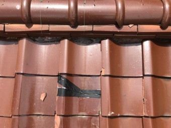 劣化して割れた瓦屋根