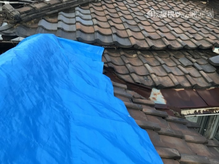 雨がこれ以上入り込まないようにブルーシートで養生を行います。