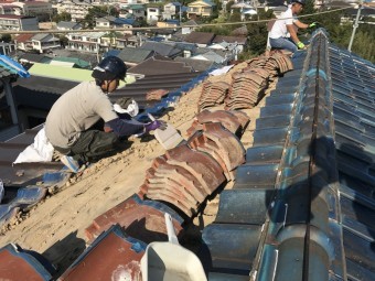瓦の捲り開始、人力で瓦を捲っていきます。
