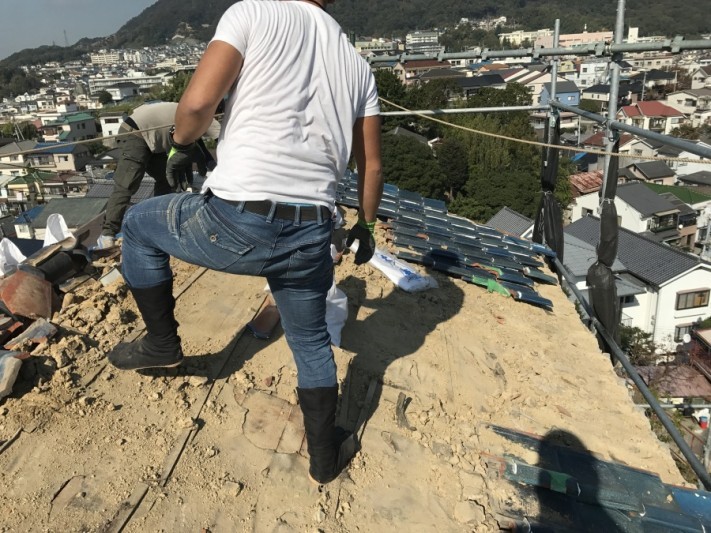 屋根清掃中の職人